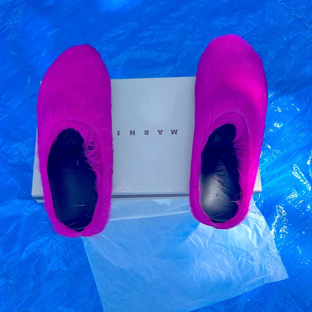 · Logo embossed at leather footbed
· Buffed leather lining in black